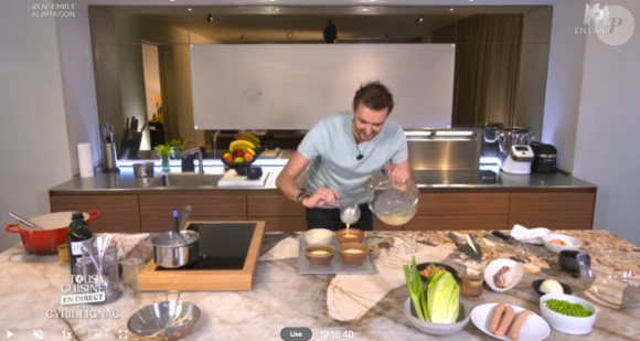 Cyril Lignac aux commandes de "Tous en cuisine" avec ses invités - M6