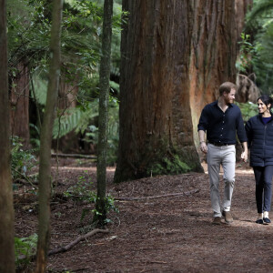 Le prince Harry, duc de Sussex et Meghan Markle, duchesse de Sussex (enceinte) visitent le site Redwoods Tree Walk à Rotorua, Nouvelle Zélande le 31 octobre 2018.