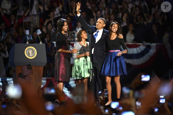 Barack Obama avec sa femme Michelle et ses filles Malia et Sasha - Le president Barack Obama tient un discours le soir de sa reelection à Chicago le 6 Novembre 2012.