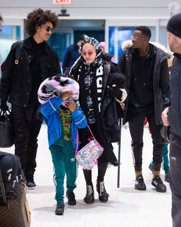 Madonna et son supposé compagnon Ahlamalik Williams à l'aéroport de New York le 27 décembe 2019. Elle est aussi accompagnée par ses jumelles Estere et Stella.