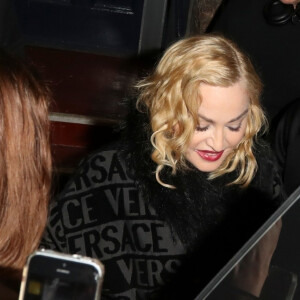 Exclusif - Madonna porte un ensemble Versace à la sortie du London Palladium accompagnée d'un mystérieux inconnu à Londres, le 8 février 2020.