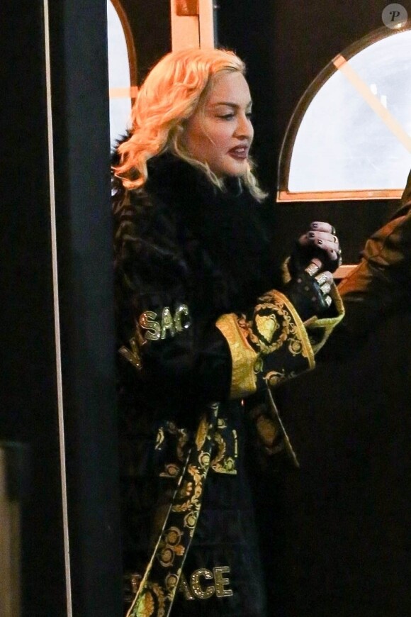 Exclusif - Madonna tire la langue à ses fans à la sortie d'un concert au Chicago theatre à Chicago lors de sa tournée "Madame X" le 28 octobre 2019.
