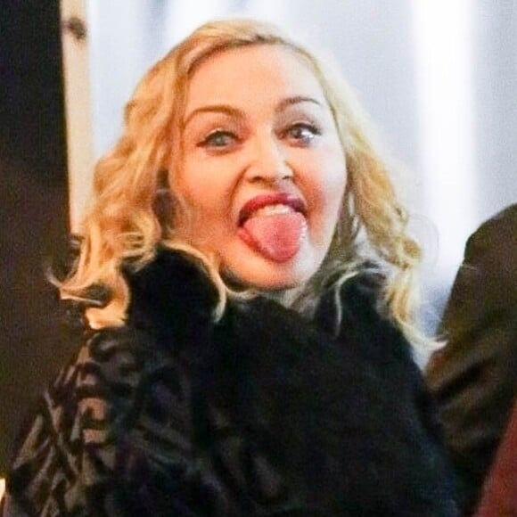 Exclusif - Madonna tire la langue à ses fans à la sortie d'un concert au Chicago theatre à Chicago lors de sa tournée "Madame X" le 28 octobre 2019.