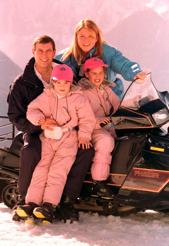 Le prince Andrew, son ex-femme Sarah Ferguson et leurs filles la princesse Eugenie et la princesse Beatrice d'York en février 1998 à Verbier.