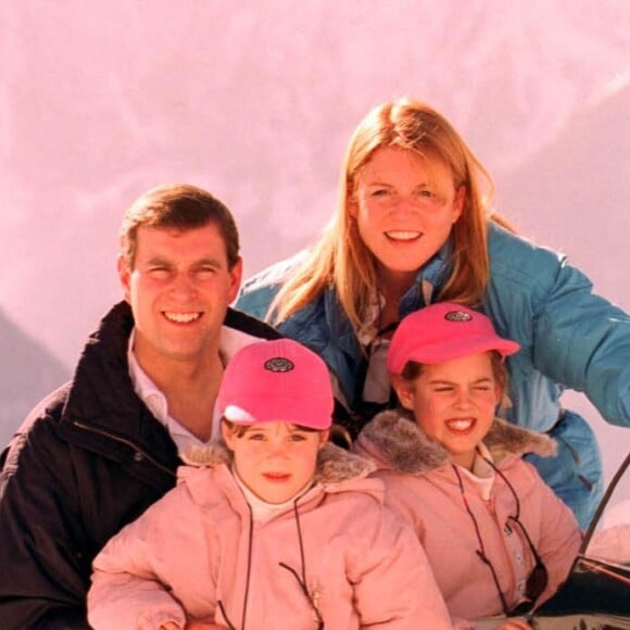 Le prince Andrew, son ex-femme Sarah Ferguson et leurs filles la princesse Eugenie et la princesse Beatrice d'York en février 1998 à Verbier.