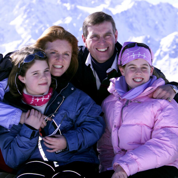 Sarah Ferguson et le prince Andrew avec leurs filles la princesse Eugenie et la princesse Beatrice à Verbier en février 2005