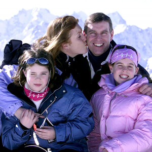 Sarah Ferguson et le prince Andrew avec leurs filles la princesse Eugenie et la princesse Beatrice à Verbier en février 2005