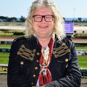 EXCLUSIF - Pierre-Jean Chalençon - Journée caritative au profit de la Fondation Claude Pompidou à l'Hippodrome de la Côte d'Azur à Cagnes-sur-Mer, le 22 février 2020. Cette année la Fondation va fêter ses 50 ans, à cette occasion, le Défi du Galop 2020 s'associe à la Fondation Claude Pompidou. Les 12 hippodromes français qui accueillent ce challenge international prestigieux s'engagent en collectant des fonds au bénéfice des personnes fragilisées par la maladie ou le grand âge. La Fondation Claude Pompidou vient en aide depuis 1970 aux personnes fragilisées par la maladie, le handicap et le grand âge. La recette des entrées sur le champ de course lui sera intégralement reversée à cette occasion. Par ailleurs, des tables dans le salon panoramique Massena ont été commercialisées auprès d'entreprises azuréennes au bénéfice de la Fondation. La Fondation détient un de ses plus grands centres d'accueil, d'hébergement, de soins, d'enseignement et de recherche sur la maladie d'Alzheimer à Nice. Avec Le Défi du Galop 2020 pour la Fondation Claude Pompidou à pour objectif de récolter 40000 Euros pour financer l'achat d'un mini bus équipé pour les 50 ans de la Fondation. © Bruno Bebert / LMS / Bestimage