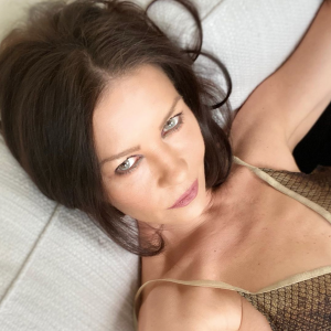 Catherine Zeta-Jones dévoile ses nouvelles lentilles de contact. Mai 2020.