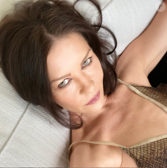 Catherine Zeta-Jones dévoile ses nouvelles lentilles de contact. Mai 2020.