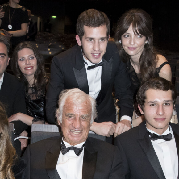 Paul Belmondo (Smoking Dior, chaussures Carvil), Victo Belmondo, Annabelle Belmondo, Stella Belmondo et son père Jean-Paul Belmondo (Smoking Dior, chaussures Carvil) , Giacomo Belmondo et Luana Belmondo - 42ème cérémonie des César à la salle Pleyel à Paris le 24 février 2017. © Olivier Borde / Dominique Jacovides / Bestimage