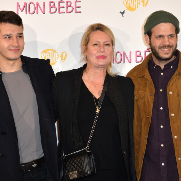 Luana Belmondo entre ses fils Giacomo Belmondo et Alessandro Belmondo à l'avant-première du film "Mon Bébé" au cinéma Gaumont Opéra (côté Capucines) à Paris, France, le 11 mars 2019. © Veeren/Bestimage