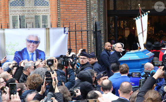 Illustration cercueil - Arrivées aux obsèques de Michou en l'église Saint-Jean de Montmartre à Paris. Le 31 janvier 2020