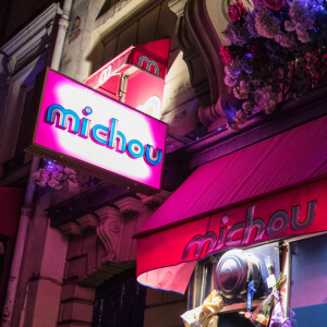 Les parisiens viennent rendre hommage à Michou devant son cabaret à Montmartre, Paris le 26 janvier 2020. © Jérémy Melloul/Bestimage