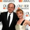 Rory Kinnear (meilleur acteur pour son rôle dans '"Othello") et Lesley Manville (meilleure actrice pour son rôle dans "Ghosts") posant dans la salle de presse lors de la cérémonie des Olivier Awards 2014 au Royal Opera House à Londres, le 13 avril 2014.