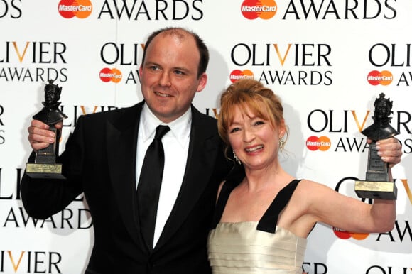 Rory Kinnear (meilleur acteur pour son rôle dans '"Othello") et Lesley Manville (meilleure actrice pour son rôle dans "Ghosts") posant dans la salle de presse lors de la cérémonie des Olivier Awards 2014 au Royal Opera House à Londres, le 13 avril 2014.