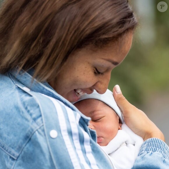 Estelle Mossely pose avec son fils Magomed, sur Instagram, le 14 mai 2020