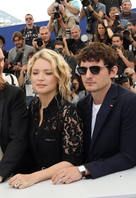 Virginie Efira et son compagnon Niels Schneider au photocall de "Sibyl" lors du 72e Festival International du Film de Cannes, le 25 mai 2019. © Dominique Jacovides/Bestimage
