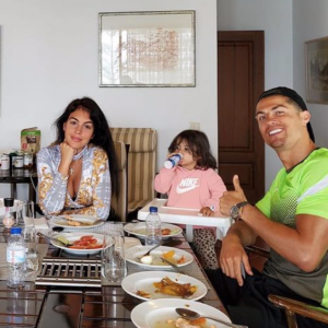 Cristiano Ronaldo, sa compagne Georgina Rodriguez et leurs enfants, confinés chez eux au Portugal. Avril 2020.