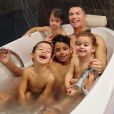 Cristiano Ronaldo au bain avec ses quatre enfants, Cristiano Jr, les jumeaux Eva et Mateo et Alana Martina. Le 24 février 2020.