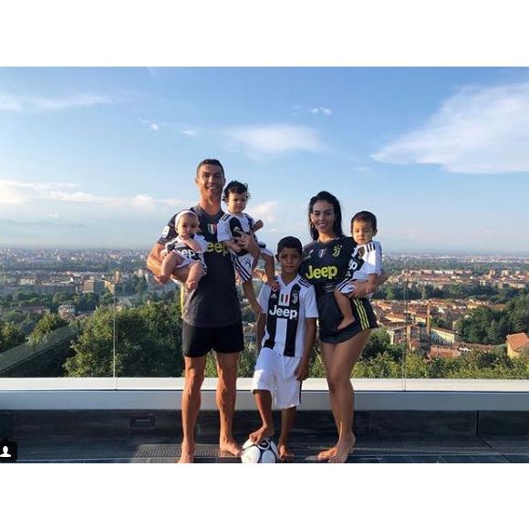 Cristiano Ronaldo pose avec sa compagne Georgina Rodriguez et ses quatre enfants Cristiano Jr, Mateo, Eva et Alana Martina. Tous sont aux couleurs de la Juventus de Turin. Instagram, le 21 août 2018.