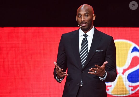 Kobe Bryant, ambassadeur de la Coupe du monde, réagit lors de la cérémonie de tirage de la Coupe du monde de basket-ball FIBA 2019 à Shenzhen, dans le sud de la Chine, le 16 mars 2019.
