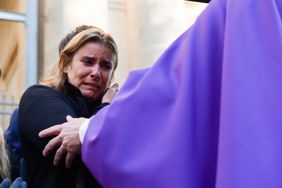 Lisa Azuelos (Fille de la défunte) - Sorties des obsèques de Marie Laforêt en l'église Saint-Eustache à Paris. Le 7 novembre 2019.