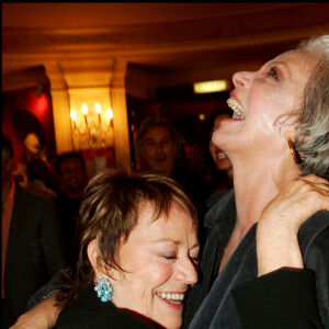 Annie Girardot et Marie Laforêt - Le triomphal retour (après 33 ans) de Marie Laforêt sur scène aux Bouffes Parisiens. Le 12 septembre 2005.