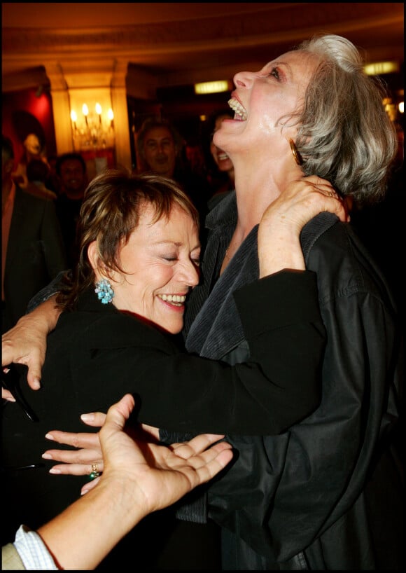 Annie Girardot et Marie Laforêt - Le triomphal retour (après 33 ans) de Marie Laforêt sur scène aux Bouffes Parisiens. Le 12 septembre 2005.