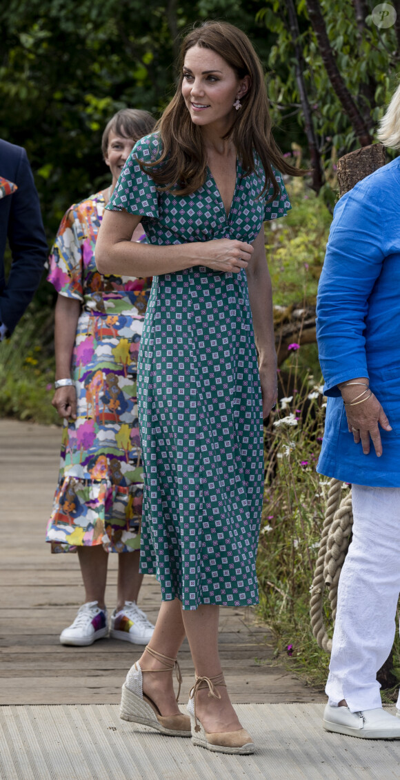 Kate Middleton (en robe Sandro) invite les enfants du centre Anna Freud, de l'hôpital Evelina pour enfants, de Action for Children et de Place2Be à se joindre à elle pour un pique-nique suivi d'une chasse au trésor et une identification d'insectes. Londres, le 1er juillet 2019
