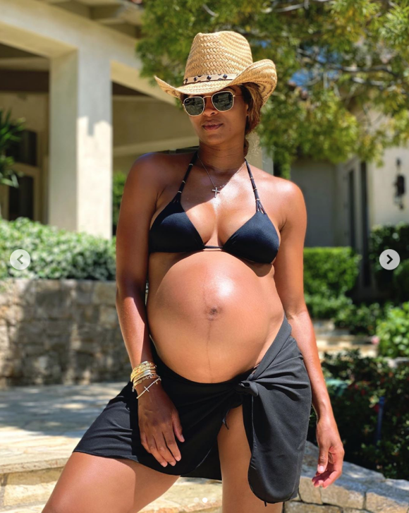 Ciara, enceinte de son troisième enfant (son deuxième avec son mari Russell Wilson). Mai 2020.