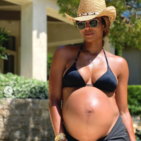 Ciara, enceinte de son troisième enfant (son deuxième avec son mari Russell Wilson). Mai 2020.