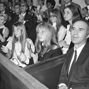 Michel Piccoli lors d'un concert de son épouse Juliette Greco à Bobino, à Paris. A côté sont assises sa fille Anne-Cordélia et Laurence, la fille de Juliette Gréco.