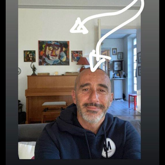 Elie Semoun dévoile sa nouvelle coupe de cheveux sur Instagram. Le 18 mai 2020.