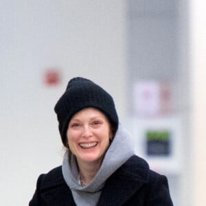 Exclusif - Julianne Moore arrive à l'aéroport JFK de New York avec son mari Bart Freundlich et leur fille Liv le 3 janvier 2020.