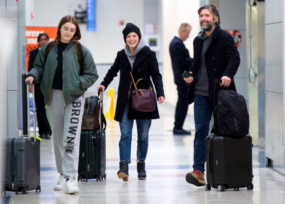 Exclusif - Julianne Moore arrive à l'aéroport JFK de New York avec son mari Bart Freundlich et leur fille Liv le 3 janvier 2020.