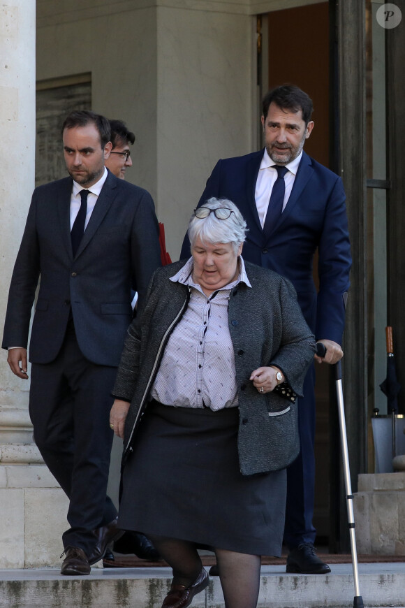 Le ministre de l'intérieur Christophe Castaner en béquilles - Déclaration suite à la Visio-conférence avec les maires, au palais de l'Elysée, Paris le 19 mai 2020. © Stéphane Lemouton / Bestimage