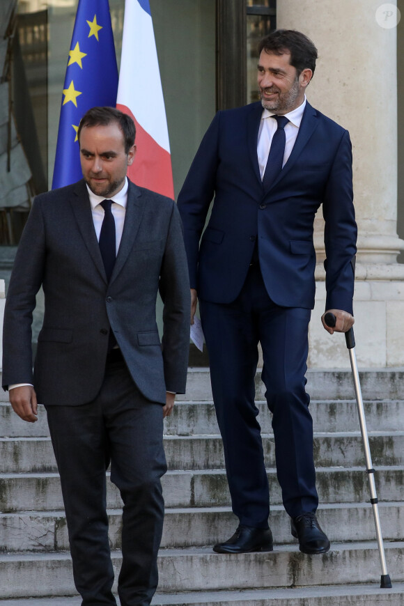 Le ministre de l'intérieur Christophe Castaner en béquilles - Déclaration suite à la Visio-conférence avec les maires, au palais de l'Elysée, Paris le 19 mai 2020. © Stéphane Lemouton / Bestimage