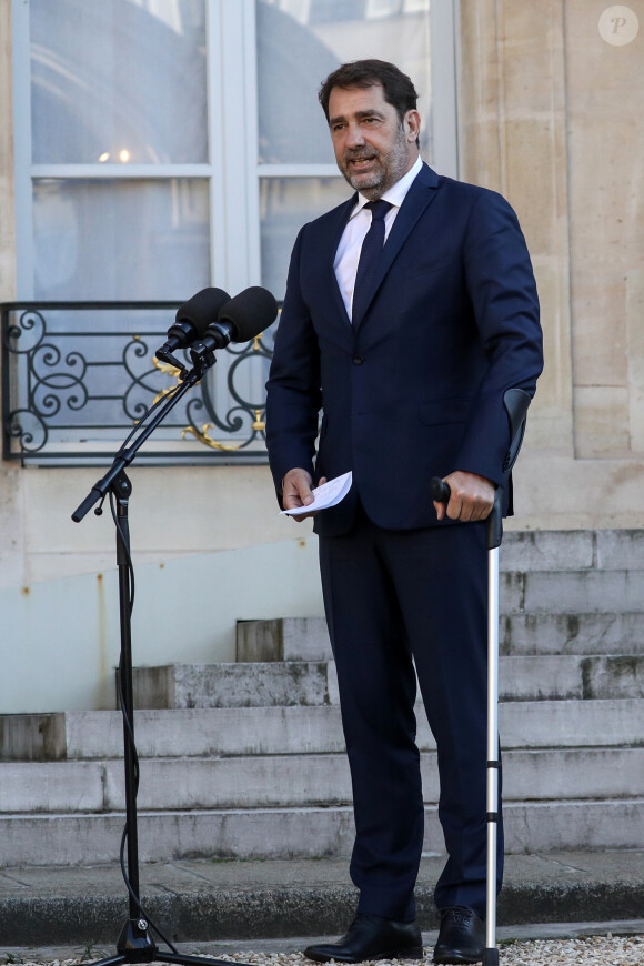 Le ministre de l'intérieur Christophe Castaner en béquilles - Déclaration suite à la Visio-conférence avec les maires, au palais de l'Elysée, Paris le 19 mai 2020. © Stéphane Lemouton / Bestimage