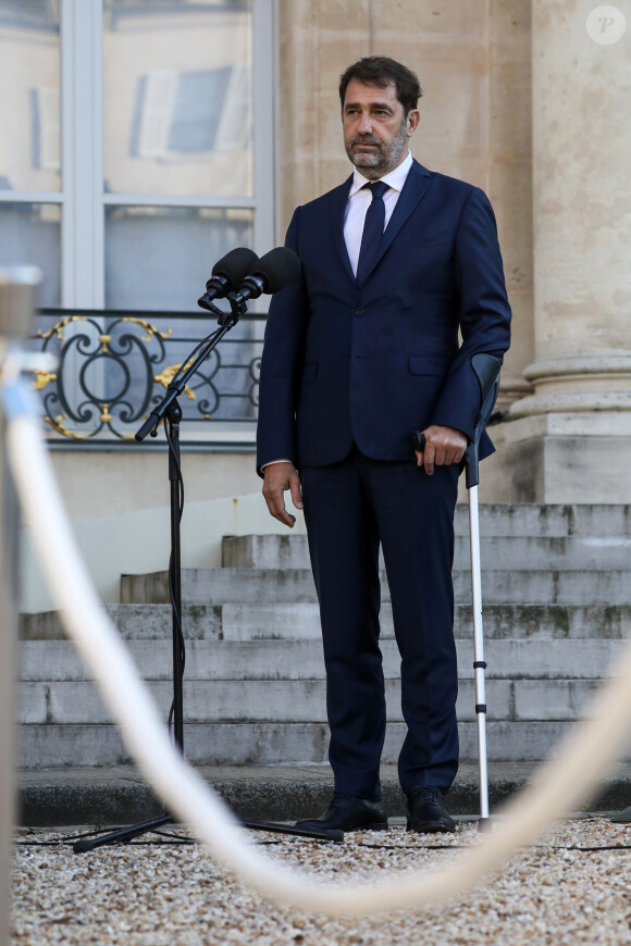 Le ministre de l'intérieur Christophe Castaner en béquilles - Déclaration suite à la Visio-conférence avec les maires, au palais de l'Elysée, Paris le 19 mai 2020. © Stéphane Lemouton / Bestimage