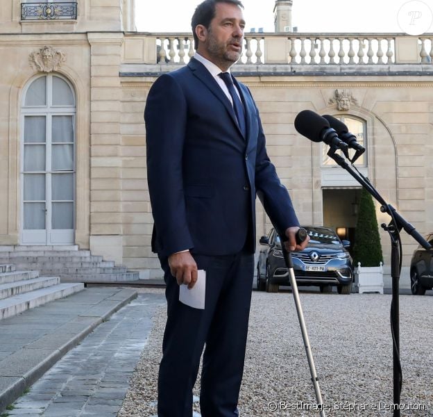 Le ministre de l'intérieur Christophe Castaner en béquilles - Déclaration suite à la Visio-conférence avec les maires, au palais de l'Elysée, Paris le 19 mai 2020. © Stéphane Lemouton / Bestimage