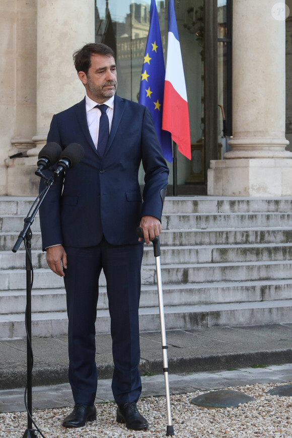Le ministre de l'intérieur Christophe Castaner en béquilles - Déclaration suite à la Visio-conférence avec les maires, au palais de l'Elysée, Paris le 19 mai 2020. © Stéphane Lemouton / Bestimage