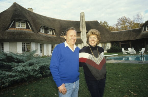 Archives - En France, dans sa maison de campagne dans la Vallée de Chevreuse, Albert Uderzo chez lui avec sa femme Ada le 15 novembre 1986.