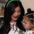 Kylie Jenner et sa fille Stormi, 1 an, font des cookies pour Noël, sous le regard complice de Kris Jenner. Los Angeles. Le 23 décembre 2019