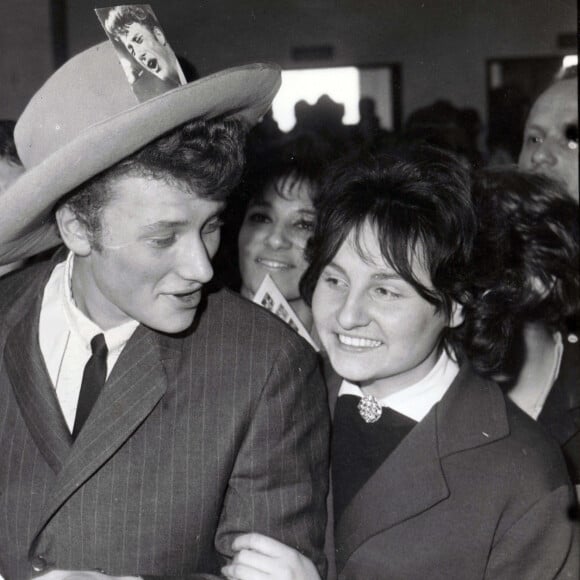 Johnny Hallyday assailli par les fans à son arrivée à l'aéroport d'Orly. Le 12 octobre 1968 © Keystone Press Agency / Zuma Press / Bestimage