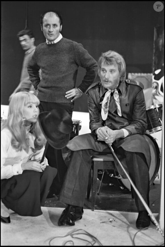 Sylvie Vartan et Johnny Hallyday dans les coulisses de l'enregistrement de l'émission "Jolie poupée" en 1968.