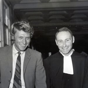 Johnny Hallyday, accusé d'agression sur un agent de la RATP, et son avocat Gilles Dreyfus à leur arrivée au palais de justice. Le 28 mars 1968 © Keystone Press Agency / Zuma Press / Bestimage