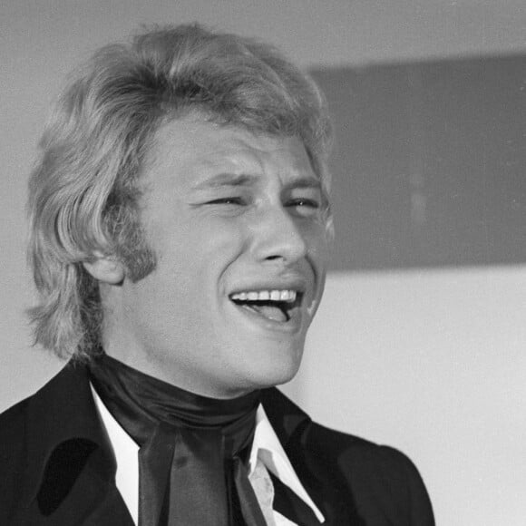 En France, à Paris, Johnny Hallyday sur le plateau de l'émission "La grande bousculade". Le 4 juillet 1968 © Bernard Leguay via Bestimage