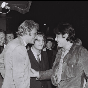 Johnny Hallyday, Jean-Jacques Debout et Alain Debout à la sortie du concert de Jean-Jacques Debout à Paris en 1968.