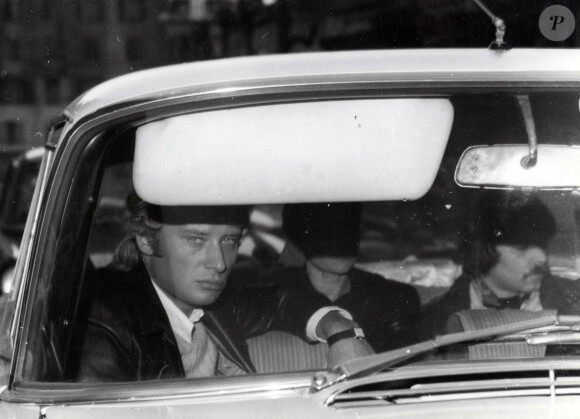 Johnny Hallyday à son arrivée à l'hôpital de Versailles, où Sylvie Vartan a été transportée après son accident de voiture. Le 12 avril 1968 © Keystone Press Agency / Zuma Press / Bestimage